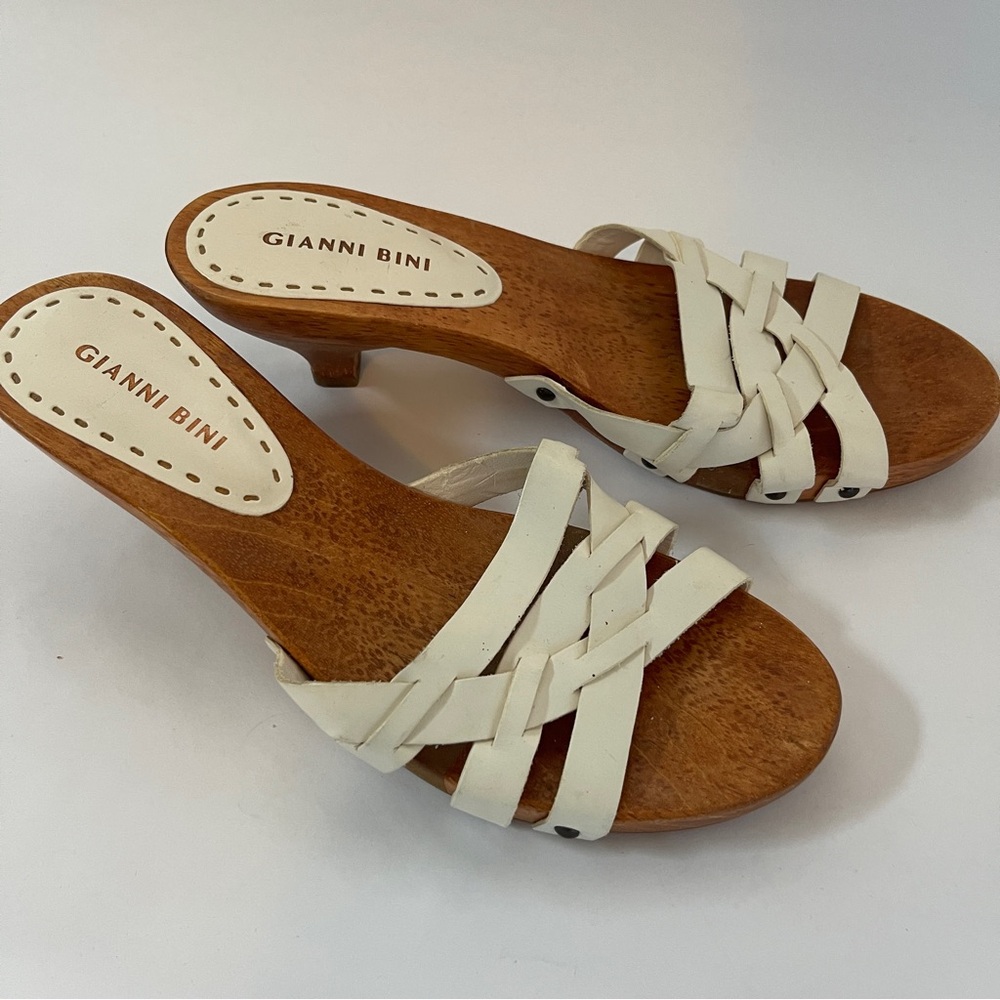 Gianni Bini Size 8 White Leather Strappy Sandals With Wooden Base & Heel